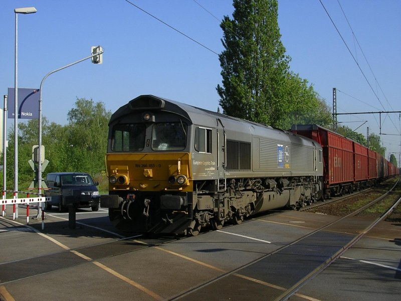 RN 266 453-0 mit GZ am B Bochum Nokia nach BO Langendreer.
(07.05.2008)