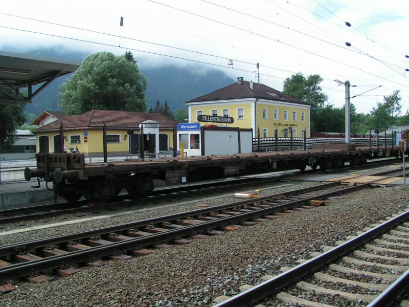 Rns-z am Bhf. Jenbach, im Hintergrund Schwellenzug u. Zillertalbahngebude (2006-08-01)