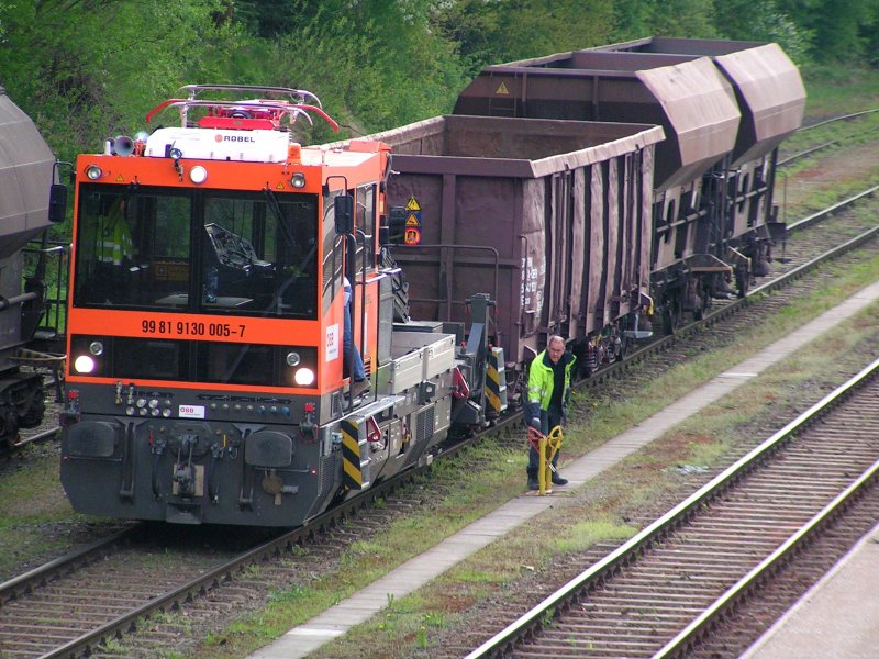 ROBEL 99819130005-7 macht einen kurzen Zwischenstopp im bhf. Ried i.I. bevor die Fahrt mit den Ea+2Fds zur Bahnbaustelle bei Gurten weitergeht; 090422