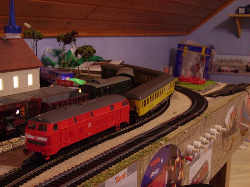 Roco 215 129 wartet mit ihrem Messzug auf Ausfahrt .