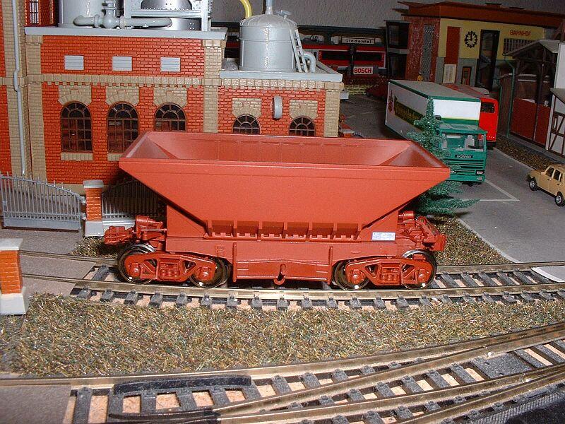 Roco Erzwagen Uadp (44173) der schwedischen LKAB, Lulea - Kiruna - Narvik. Die Wagen sind mit einer funktionsfhigen Nachbildung der Orginalkupplung SA3 ausgerstet, lassen sich aber auf Hackenkupplung umrsten. Eine Packung enthlt 4 Stck.