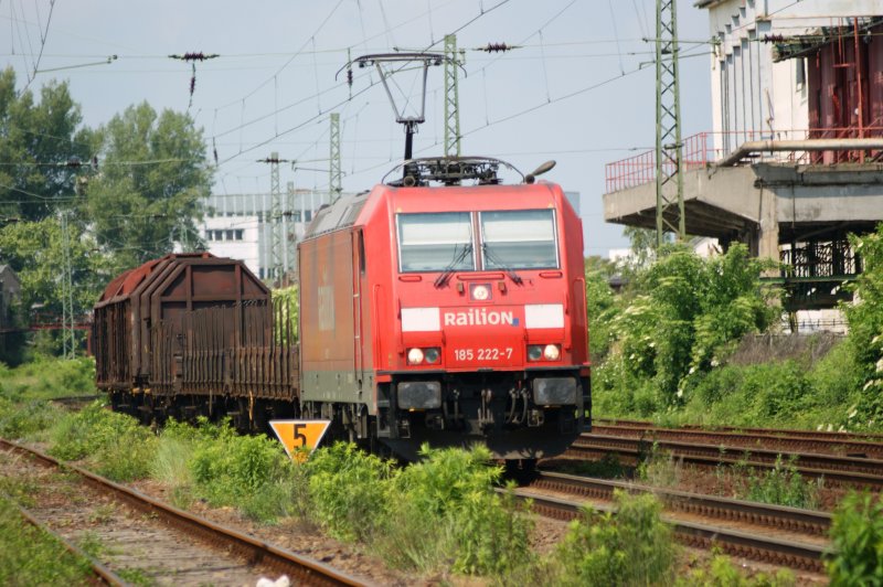 Roco hat sie als Modell hier ist sie im Orginal 185 222-7 bei Dessau am 22.05.2009