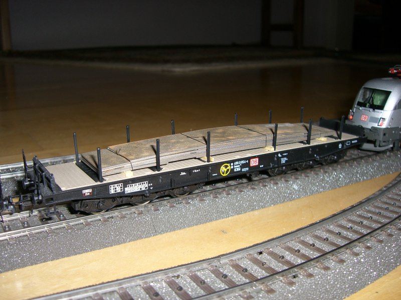 Roco Schwerlastwagen beladen mit Stahlplatten auf meiner provisorischen Anlage!