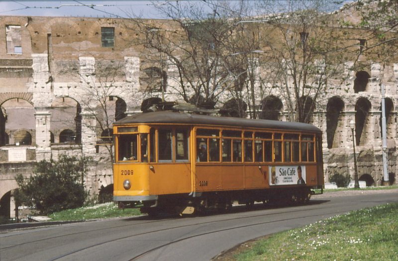 Rmer Strassenbahn,noch mit Lyrabgel,vor dem Kolosseum im April 1987.(Archiv P.Walter)