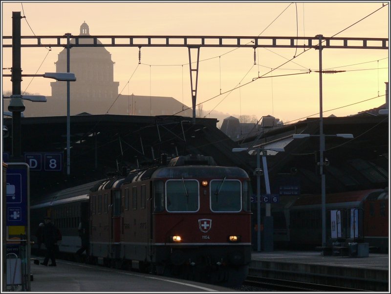 Rtlich zeigte sich der Himmel ber der Uni Zrich heute morgen, whrenddem Re 4/4 II 11154 und 11138 gemeinsam den IC 562 von Chur nach Basel SBB bernehmen. (15.01.2008)