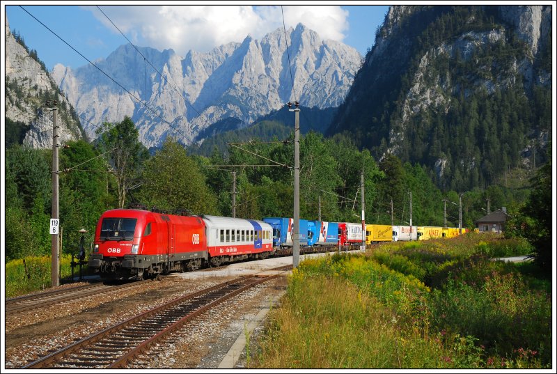 RoLa 41411 von Wels nach Maribor (Marburg), bis zum Grenzbahnhof Spielfeld-Stra� am 20.8.2009 mit 1116 090 bespannt und durch die Phyrnsperre durch das Ges�use umgeleitet, bei der Durchfahrt des Bahnhofes Ges�use Eingang.