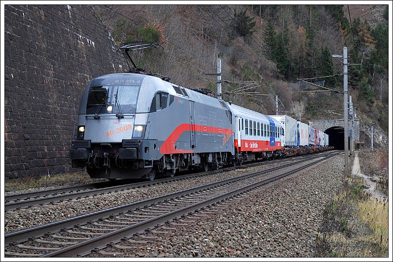 RoLa 43640 von Marburg nach Wels wurde am 20.11.2008 von 1016 035 in Spielfeld-Stra� �bernommen. Die Aufnahme zeigt den Zug bei der Ausfahrt aus dem Galgenberg-Tunnel zwischen Leoben und St. Michael.