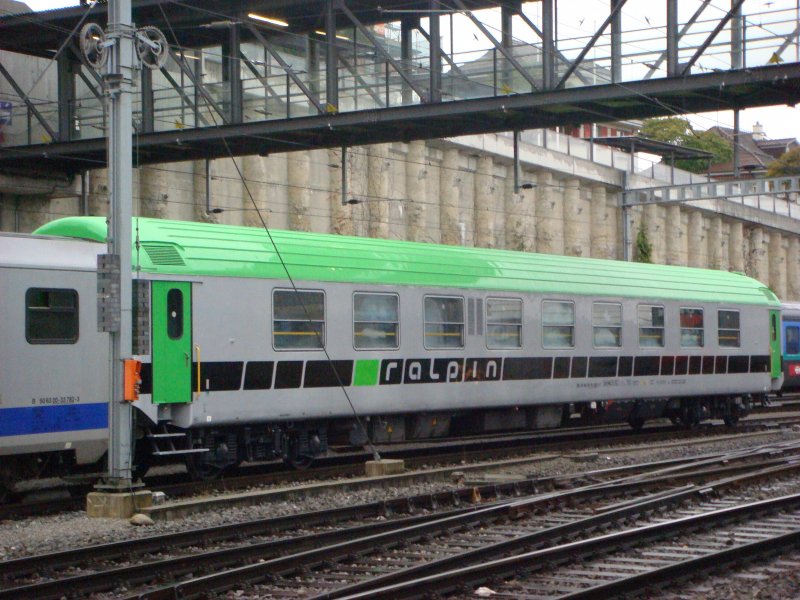 RoLa-Begleitwagen (HUPAC) im neuen Farbdesign, abgestellt in Spiez am 10.11.2007