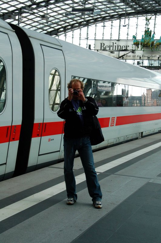 Rolf Ktteritzsch versucht sich beim Bahnbilder-Treffen(11.07.) in Berlin hinter seiner Kamera zu verstecken - leider mit migem Erfolg!;-)