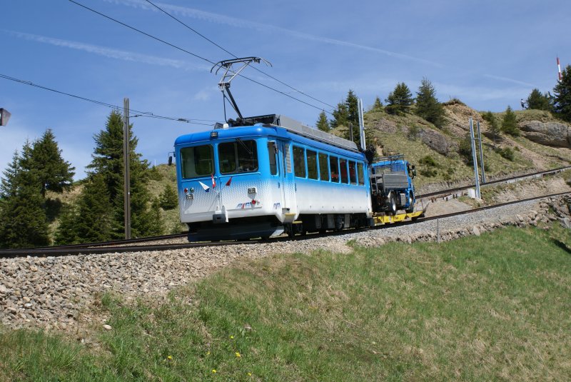 Rollende Landstrasse im Kleinformat: Zu Demonstrationszwecken transportierte der Bhe 2/4 11 am 21.5.09 einen Lastwagen auf die Rigi und wieder nach Arth-Goldau.