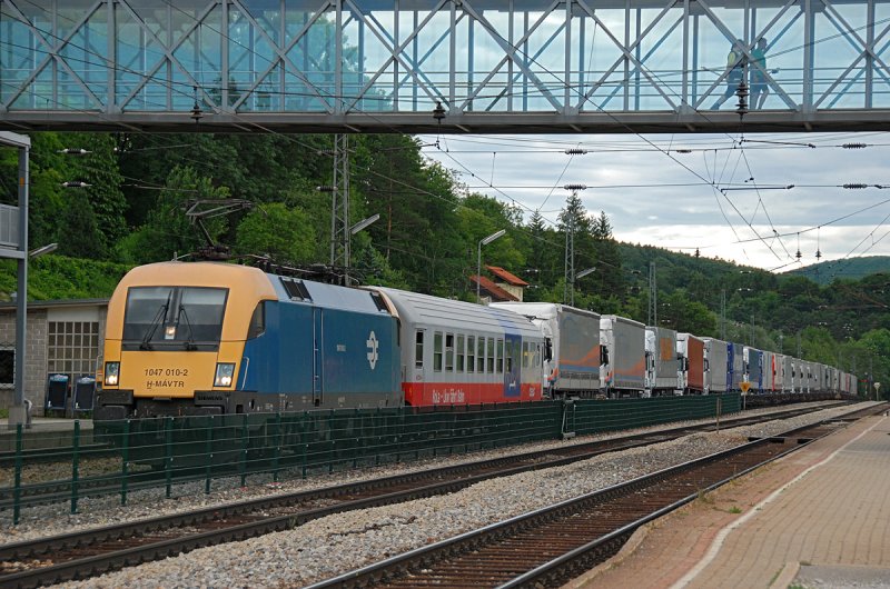 Rollende Landstrae, der LKW fhrt Bahn. MAV 1047 010 auf dem Weg Richtung Westen, am 07.06.2009 in Tullnerbach-Pressbaum.
