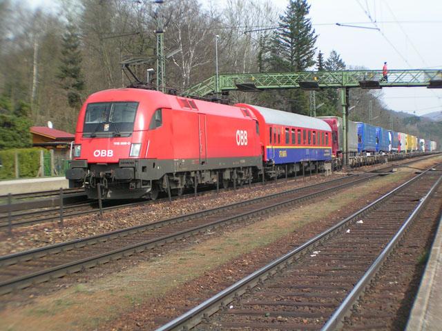 Rollende Landstrasse mit bb 1116.009-0
<a href= http://www.bahnbilder.de/kauf  target= _blank ><img src= http://www.bahnbilder.de/counter/counter_new.php?key=71733187  alt= Bahnbilder.de  title= bahnbilder.de  border= 0 ></a>

