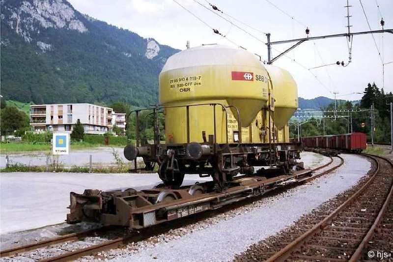 Rollschemel Ua 9864 in Alpnach Dorf (5. September 1995). Charakteristisch sind die lange Bauweise und die +GF+-Kupplung. Dies erlaubt es i.d.R. Rollschemel untereinander oder mit Lokomotiven oder anderen Wagen ohne Verwendung von Steifkupplungen (Kuppelbumen) oder anderen Zwischenkupplungen zu kuppeln. 