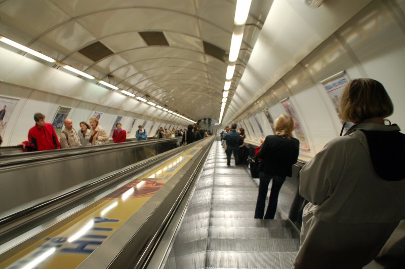 Rolltreppe beim U-Bahnhof Mustek in Prag, am 28.10.2006.