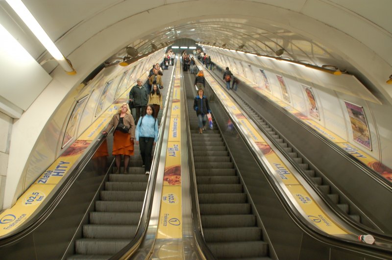 Rolltreppe beim U-Bahnhof Mustek in Prag, am 28.10.2006.