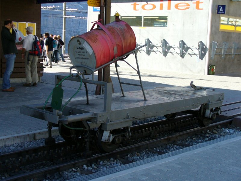 Rollwagen / Dienstwagen mit Oelfass ohne irgendwelche Bahnerkenungs Nummern im Bahnhof von der Kleinen Scheidegg am 06.09.2006