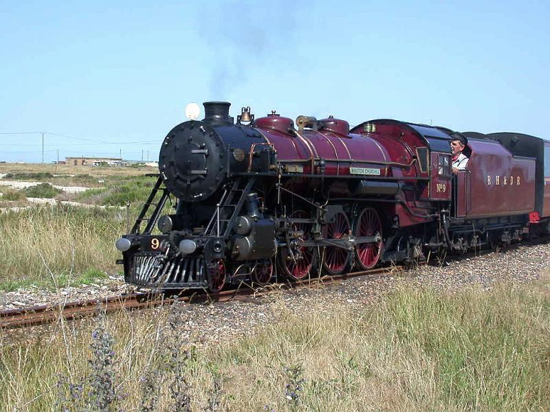 Romney, Hythe & Dymchurch Railway 4-6-2 Pacific *Winston Churchill 
gebaut 1931 nahe der Endstation beim Leuchtturm von Dungeness. (20.07.2001)