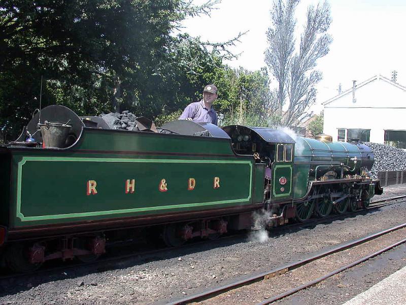 Romney, Hythe & Dymchurch Railway 4-6-2 Pacific  Southern Maid  von 1926 gibt Dampf in der Ausfahrt von New Romney. (20.07.2001)