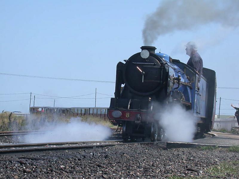 Romney, Hythe & Dymchurch Railway (20.07.2001)
4-6-2 Pacific No8 Hurricane f�hrt in Dungeness ab.