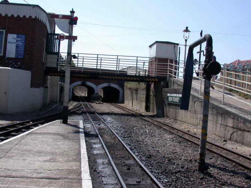 Romney, Hythe & Dymchurch Railway
Die doppelspurige Ausfahrt aus New Romney Richtung Dungeness.
Stellwerk, Wasserkran, Signale und berfhrungen sind alle eine Spur kleiner als bei einer Vollbahn. (20.07.2001)