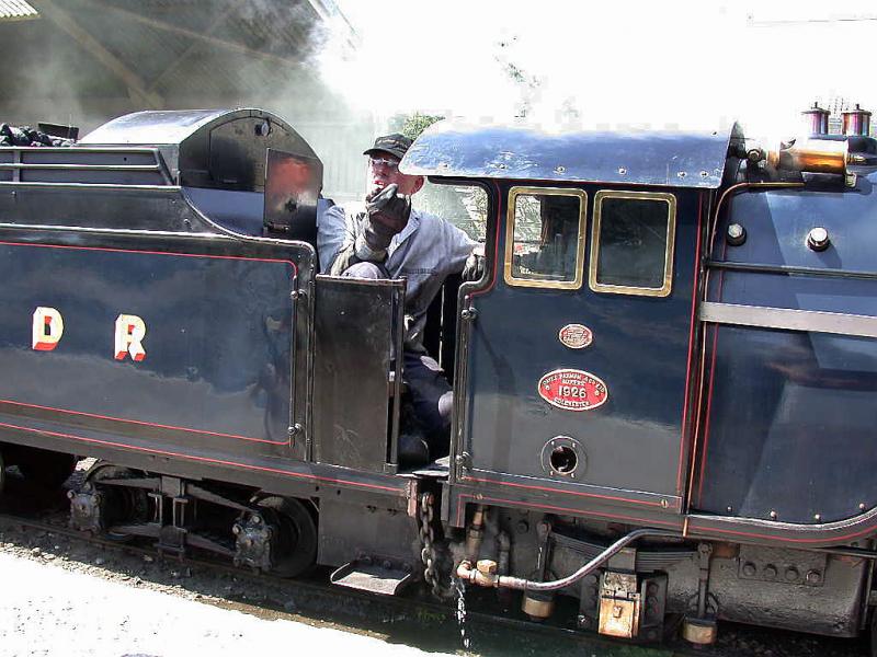 Romney, Hythe & Dymchurch Railway
Die Loks werden einmnnig gefahren, denn fr einen Heizer ist bei den beengten Verhltnissen kein Platz vorhanden. (20.07.2001)