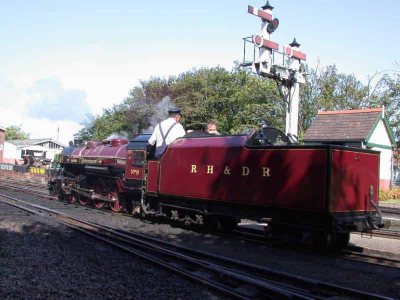 Romney, Hythe & Dymchurch Railway
Die Winston Churchill wird rangiert in New Romney und steht momentan unter dem Ausfahrsignal Richtung Hythe. (20.07.2001)