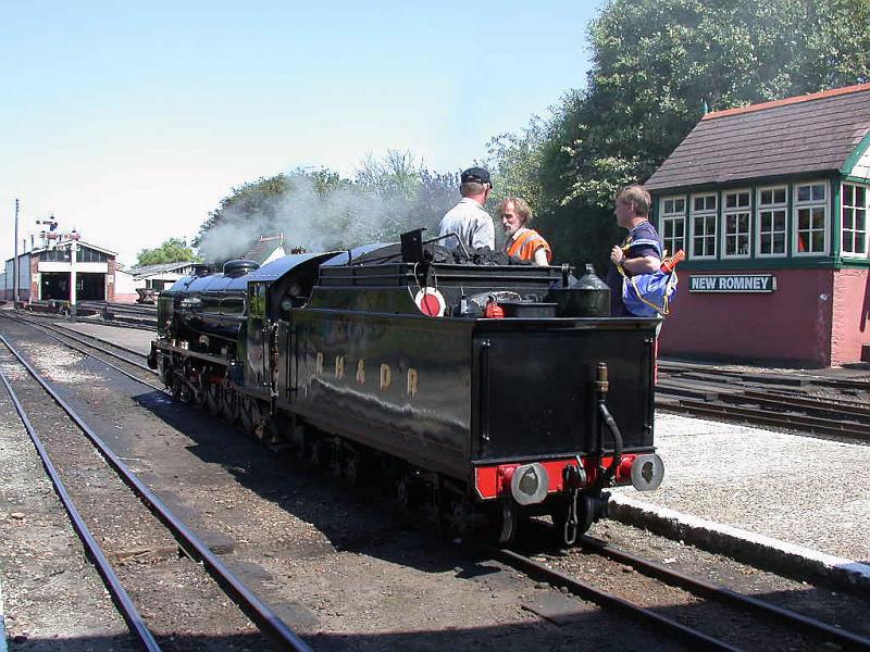 Romney, Hythe & Dymchurch Railway
Kleiner Schwatz zwischen Lok- und Stellwerkpersonal in New Romney.(20.07.2001)