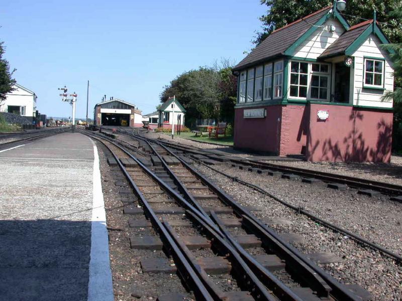 Romney, Hythe & Dymchurch Railway
New Romney ist Betriebsmittelpunkt und beherbergt Depot und Werksttten fr die 11 Dampfloks und 2 Dieselloks. (20.07.2001)