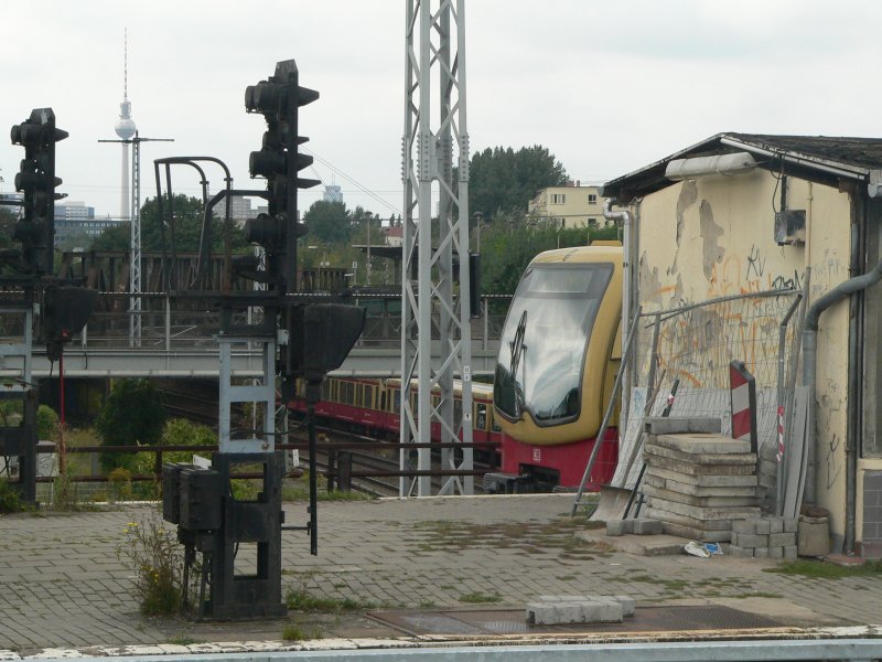 Rostkreuz wird der Bahnhof von den Berlinern genannt. Das hier zu sehende Ringbahngleis wird allerdings bald abgerissen. 6.9.2009