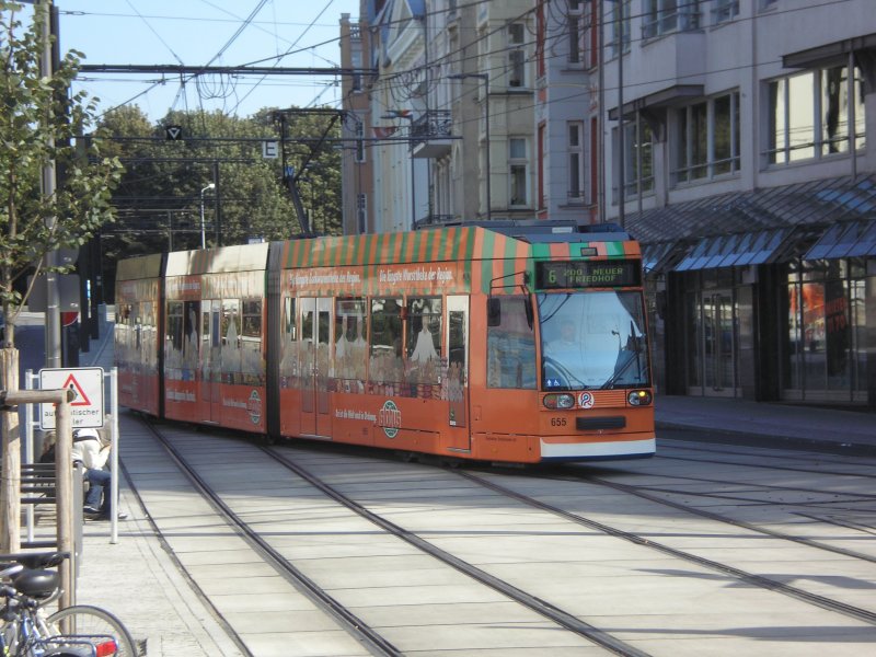 Rostock, 6NGTWDE 655 mit Vollwerbung fr  Globus  am 2006 vllig neu gestalteten Doberaner Platz. Er wurde fr den Autoverkehr vollkommen gesperrt und als grozgiger Umsteigepunkt ausgebaut. 16.09.2007