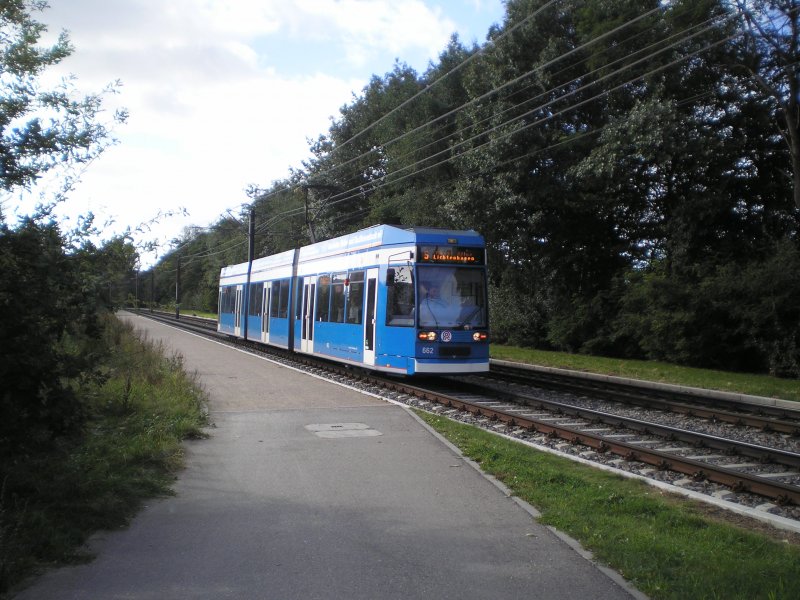 Rostock, 6NGTWDE 662 auf einem landschaftlich schnen Streckenabschnitt zw. den Haltestellen Rgener Strae und Eutiner Strae am Dargunengraben. Dieser Strecenabschnitt wurde 2003 erffnet. 15.09.2007