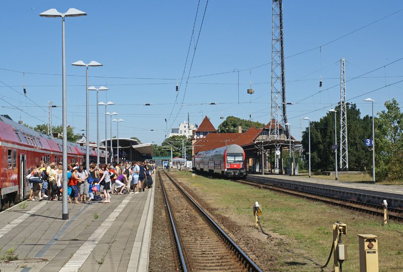 Rostock-Warnemnde, Ankunft des Urlauber-RE`s,  27.07.2008.