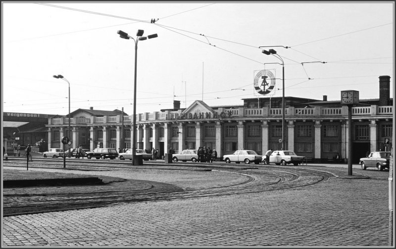 Rostocker Hauptbahnhof mit dem bekannten DDR Symbol. (Archiv 10/84)