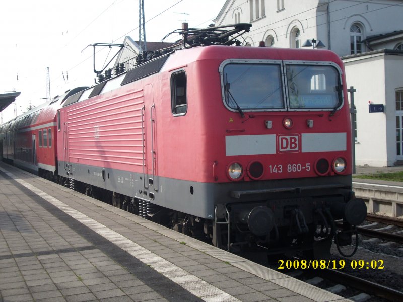 Rostocker S-Bahn nach Warnemnde in Gstrow mit der 143 860 am 19.08.2008.