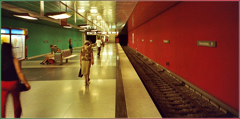 Rot und Grün - 

U-Bahnhof Wettersteinplatz an der U1-Süd in München. Der Bahnsteig liegt recht tief unter der Oberfläche.

Scan, August.2003 (M)
