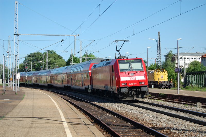 Rot trifft Gelb, unter diesem Motto konnte ich am 23.5.2009 dieses Bild aufnehmen. 146 216-7 schiebt gerade einen RE nach Donauw�rth aus dem G�ppinger Bahnhof und trifft dabei auf einen Schienenkran von Leonhard Weiss.