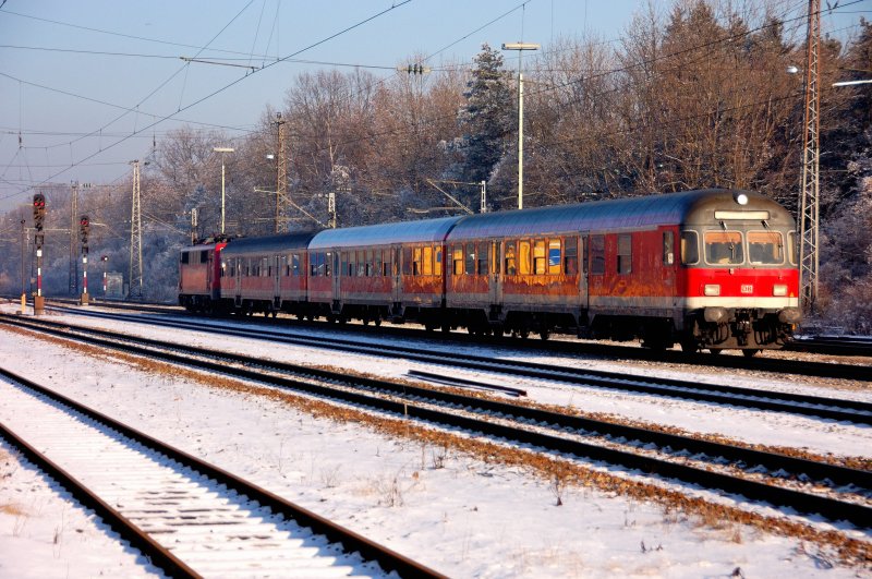 Rot in Wei: Eine Regionalbahn in noch winterlich frostiger Umgebung auf der KBS 980 im Januar 2009.