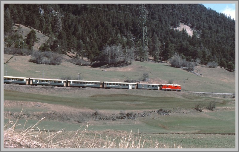 Rote Ge 4/4 II und grne Wagen an einem Schnellzug nach St.Moritz zwischen Tiefencastel und Surava. (Archiv 03/85)