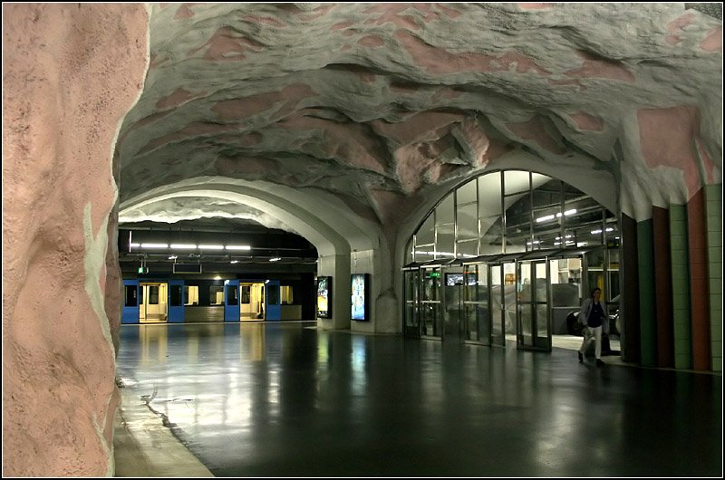 Rote Linie, Endstation  Mörby C  - 

Seit 29.1.1978 endet diese Linie hier, ein früher geplanter Weiterbau nach Täby unterblieb. Die Haltestelle wurde in hellen Farben gestaltet. 

21.08.2007 (M)
