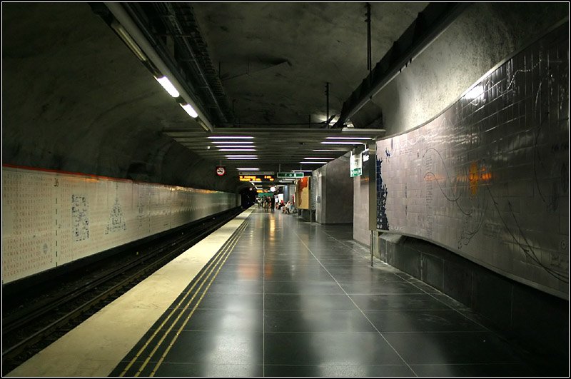 Rote Linie nach Mörby C, Station  Universitetet  - 

Die Haltestelle liegt etwa 25 Meter unter der Oberfläche. Es gibt nur einen Ausgang auf der Südseite. Ursprünglich war sie in Grün und Blau sehr farbenfroh gestaltet. Heute hat sie ein anderes Aussehen, die Spritzbetonflächen sind jetzt dunkelgrau. Ein Teil des Gitters über den Bahnsteigen wurde bei der Umgestaltung entfernt. 

25.08.2007 (M)