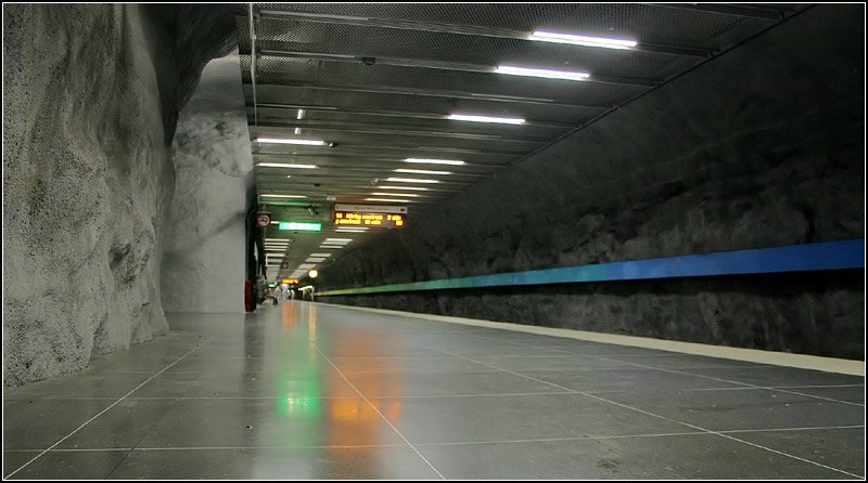 Rote Linie nach Mörby C, Station  Bergshamra  - 

Nach der Station  Universitetet  fällt die 1,7 km lange Tunnelstrecke wieder auf fast 30 Meter unter NN ab um dann bis zur Haltestelle  Bergshamra  auf etwas 4 Meter über der Meeresoberfläche anzusteigen. Der Streckenabschnitt Universitetet - Mörby C wurde am 29.1.1978 fertiggestellt. 

21.08.2007 (M)