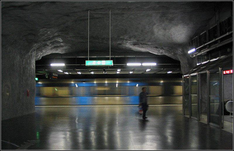 Rote Linie nach Mörby C, Station  Bergshamra  - 

Diese Station hat insgesamt 5 Durchbrüche zwischen den beiden Bahnsteigtunnelröhren. Sie liegt etwa 20 Meter unter dem Gelände. 

21.08.2007 (J)