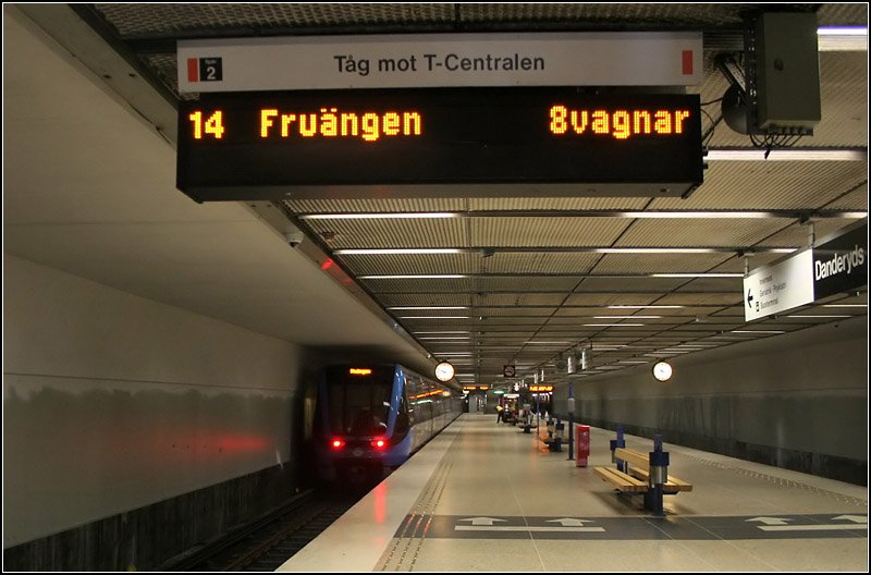 Rote Linie nach Mörby C, Station  Danderyds Sjukhus  - 

Diese Haltestelle liegt in geringer Tieflage und wurde deshalb in offener Bauweise im Rechteckquerschnitt erstellt. Der Ausgang liegt auf der Nordseite. 

21.08.2007 (M)