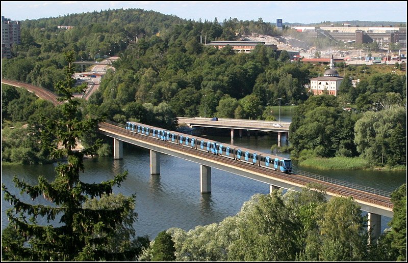 Rote Linie nach Norsborg, Albysbron - 

Blick auf die Tunnelbanan-Brücke über den Albysjön. Im Hintergrund die Fittjy Industriområde. 

25.08.2005 (M)