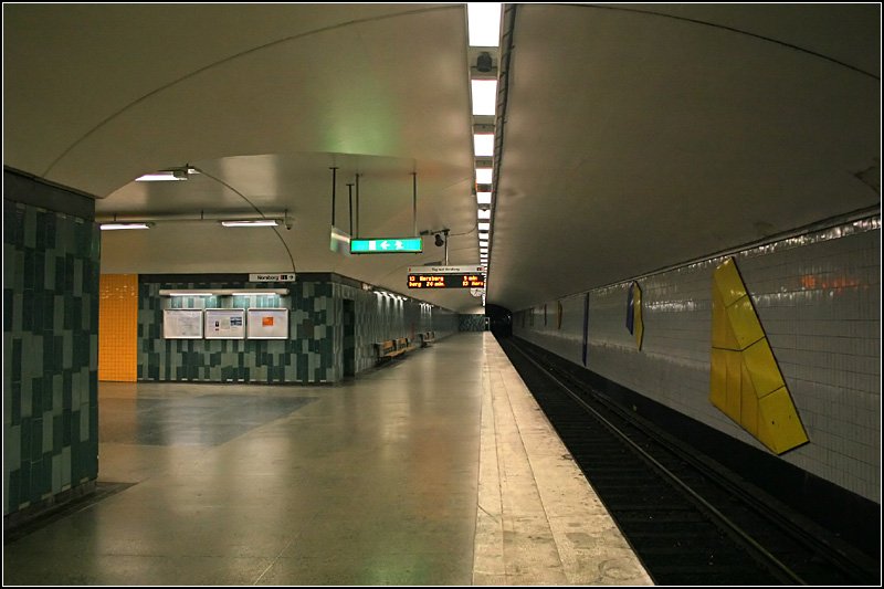 Rote Linie nach Norsborg, Station  Aspudden  - 

Die tiefliegende Röhrenstation wurde 1964 eröffnet. Es gibt nur einen Zugang. 

19.8.2007 (M)