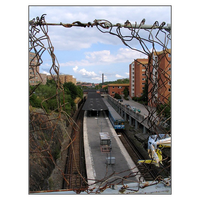 Rote Linie nach Norsborg, Station  Axelsberg  -  

Blick auf die im Einschnitt liegende Haltestelle  Axelsberg . 

20.08.2007 (J)