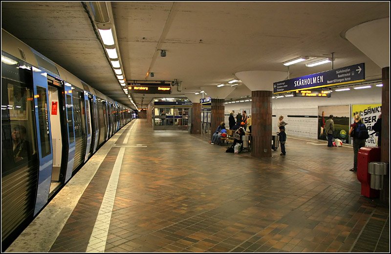 Rote Linie nach Norsborg, Station  Skärholmen  - 

Der Bahnhof befindet sich in einfacher Tieflage im Bereich eines großen Einkaufszentrums. Am 1.3.1967 wurde die Station in Betrieb genommen. Zwischen Sätra und Skärholmen werden zwei Hügel mittels Felstunnels unterfahren. 

22.08.2007 (M)
