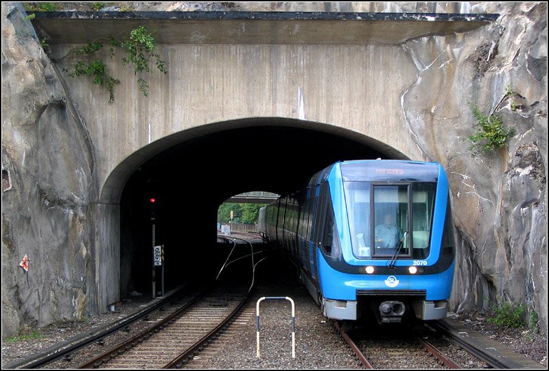 Rote Linie, Sätra an der Strecke nach Norsborg - 

Der kurze Tunnel unter dem Hügel ist kürzer als die Länge des in Dreifachtraktion fahrenden U-Bahnzuges. Der Zug wird gleich in der Station  Sätra  einfahren. 

22.08.2007 (J)