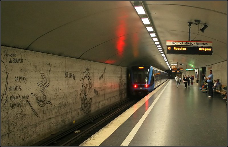 Rote Linie, Stammstrecke, Station  Östermalstorg  - 

Der Abschnitt T-Centralen bis Östermalstorg ging am 16.5.1965 in Betrieb. Nach der Station T-Centralen geht es im Tunnel ziemlich bergab bis zu 40 Meter unter die Oberfläche. Kurz vor der Statin  Östermalstorg  steigen die Gleise etwas an. Die Station ist mit einer Tiefe von 38 Meter Tiefe unter der Stadt (ca. 25 Meter unter der Meeresoberfläche) die am tiefsten unter der Oberfläche liegende Station in Stockholm. Hier zweigt die später gebaute Strecke nach Mörby C ab. Im Gegensatz zu den Tunnenlstrecken der 50iger Jahre, die meist Straßen folgen, wurden die in den 60iger Jahren gebauten Strecken und Stationen tief in den felsigen Untergrund gebaut und unabhängig von oberirdischen Verkehrswegen trassiert. 

19.08.2007 (M)