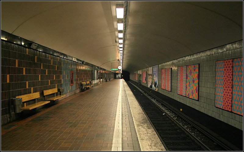 Rote Linie, Stammstrecke, Station  Zinkensdamm  - 

Diese Röhrenstation hat nur einen Zugang, der in den einzigen Querstollen etwa in Bahnsteigmitte führt. Die Streckengleise senken sich der günstigeren Fahrdynamik wegen zwischen den Stationen ab, das heißt beim Beschleunigen geht es bergab, beim Bremsen dagegen bergauf. 

19.08.2007 (M)